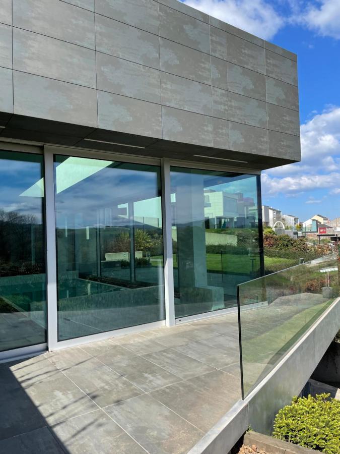 Tres Prismas Exclusive Villa Sarria Exterior photo